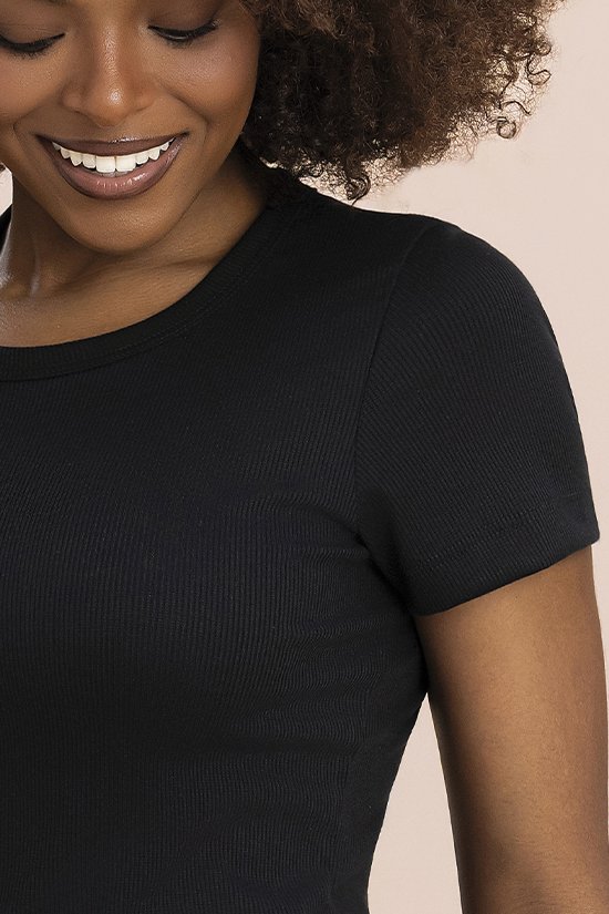 Blusa Manga Curta Decote Careca Ribana Canelada Preta Essenciais